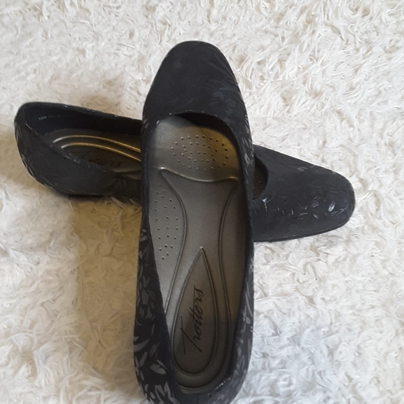 Trotters Lauren embossed textile floral black wedge pump T1110-013 size 10M - Picture 2 of 12